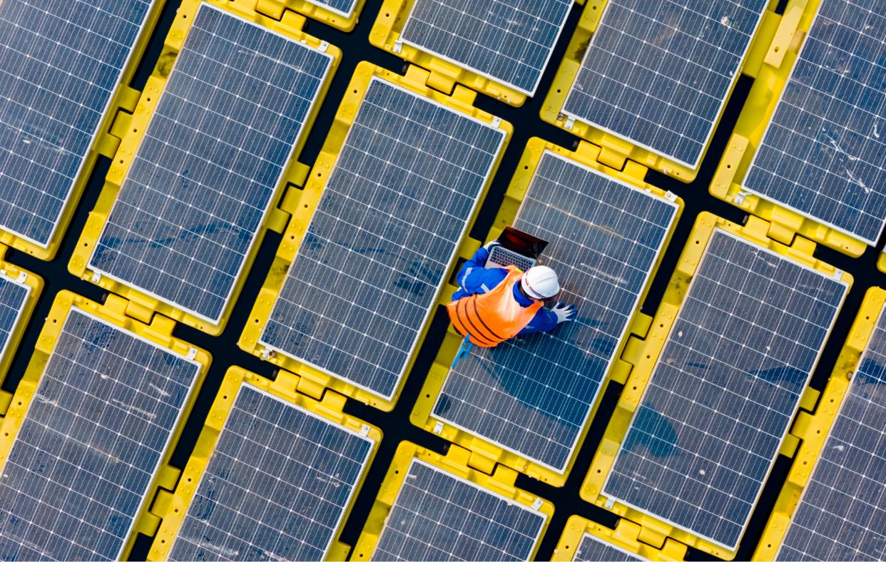 Mitarbeiter installiert PV-Anlage