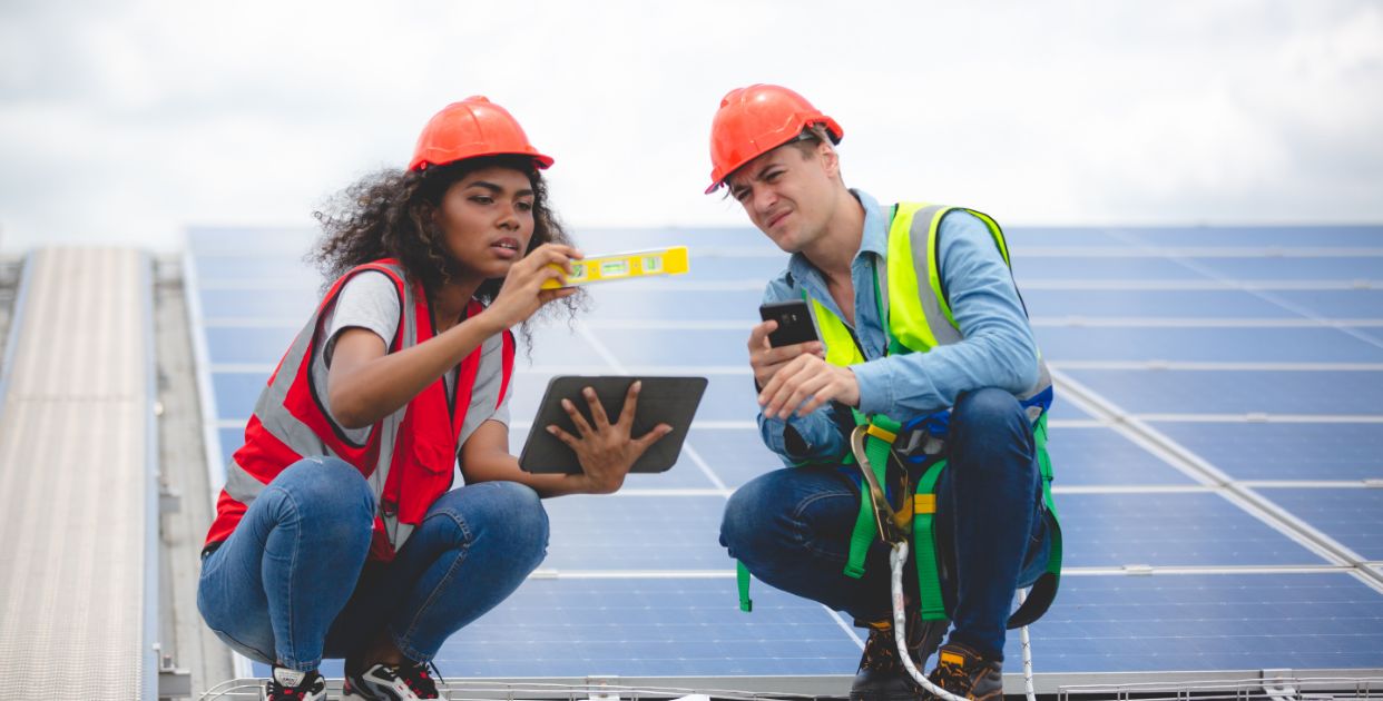 Mitarbeiter überprüfen Photovoltaikanlage